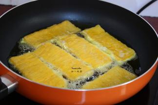 热锅，倒油，放入裹好的年糕；PS：一次不要放太多，我分了三次煎。