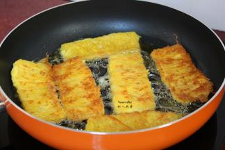 煎至微黄，翻转另一面继续煎，全部金灿灿微焦黄是最好吃的。