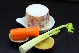 准备食材：紫芋头去皮洗净、胡萝卜、西芹等；