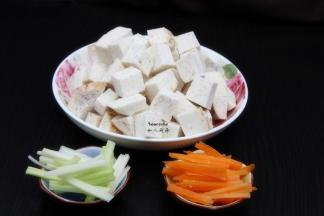 紫芋头切小方块、萝卜去皮切丝、西芹洗净切丝；