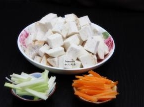 紫芋头切小方块、萝卜去皮切丝、西芹洗净切丝；