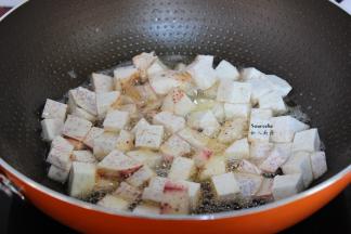 热锅，倒入适量油，炸芋块；PS：油量要多些炸。