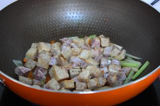 加入炸过的芋头块；