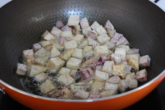 炸至微黄，翻转，全熟，捞出沥干油；