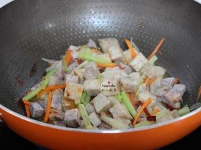 放鸡粉、盐、生抽、芝麻翻炒均匀，；