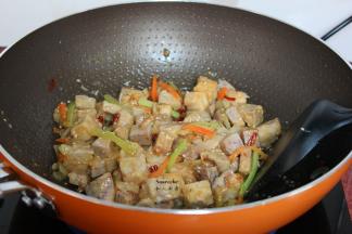 生粉加适量的水勾芡，收汁即可。