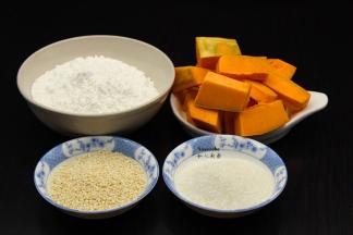 准备食材：水磨糯米粉、南瓜去皮去籽洗净切块，白芝麻、白砂糖；