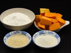 准备食材：水磨糯米粉、南瓜去皮去籽洗净切块，白芝麻、白砂糖；