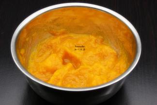 南瓜加入白砂糖蒸熟，用料理机打成泥；PS：不加白砂糖蒸就另外煮糖水