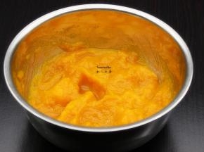 南瓜加入白砂糖蒸熟，用料理机打成泥；PS：不加白砂糖蒸就另外煮糖水