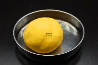 把糯米粉加入，拌均揉成团；PS：可以加适量热水，如果南瓜泥水多久不要加