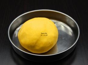 把糯米粉加入，拌均揉成团；PS：可以加适量热水，如果南瓜泥水多久不要加
