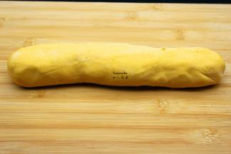 多次，来回揉，揉成光滑长条；