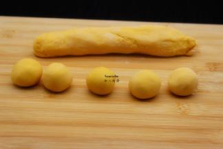 分成均匀的小团，揉光滑；