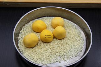 裹上芝麻，再揉一下，让芝麻不易掉落；PS：可以适量的沾水让芝麻容易裹上，