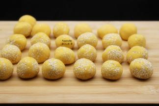 裹好芝麻的南瓜球，静放10分钟；