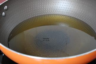 锅烧到温热，倒入适量的油，油温达到140度左右，放入做的南瓜球。