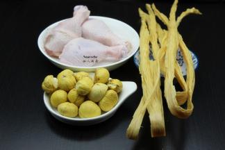 准备食材：大鸡腿、腐竹、板栗去壳；PS：鸡腿煲比较好，也可以选择整只鸡。