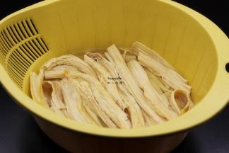 腐竹清水泡软，洗净；