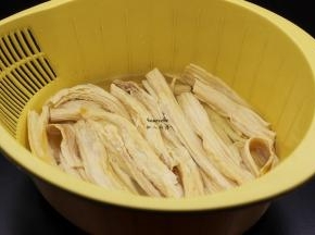 腐竹清水泡软，洗净；