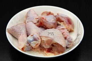 鸡腿洗净切大块；