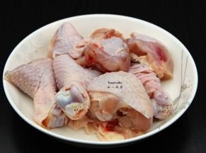 鸡腿洗净切大块；