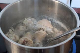 清水煮沸，放入鸡腿，汆烫，去血腥，捞出沥干水；