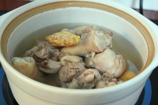 砂锅清水煮沸，放入鸡腿、板栗，生姜、鸡粉再次煮沸，转为小火煲1小时；