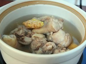 砂锅清水煮沸，放入鸡腿、板栗，生姜、鸡粉再次煮沸，转为小火煲1小时；
