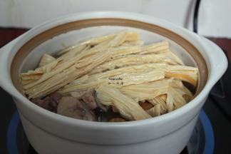 把泡软的腐竹加入，煲20分钟；