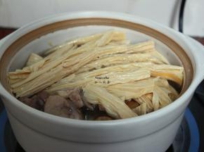 把泡软的腐竹加入，煲20分钟；