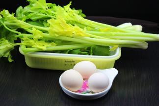 准备食材：香芹洗净，去根，挑选嫩的，土鸡蛋；