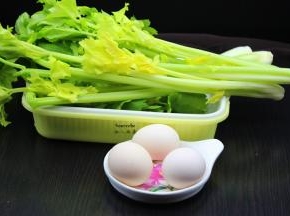 准备食材：香芹洗净，去根，挑选嫩的，土鸡蛋；