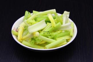 香葱去夜，洗净，切小段；