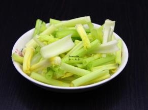香葱去夜，洗净，切小段；