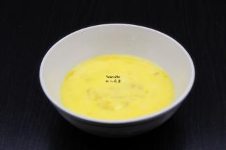 鸡蛋去壳，调均；