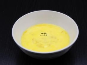 鸡蛋去壳，调均；