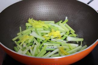 煎过鸡蛋的油锅，倒入香芹，爆炒九成熟；