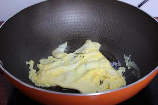 热锅，倒入花生油，倒入鸡蛋煎八成熟起锅；