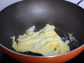 热锅，倒入花生油，倒入鸡蛋煎八成熟起锅；