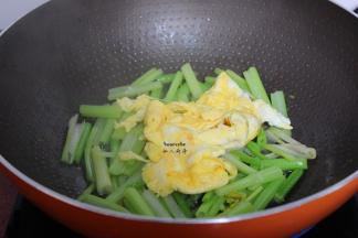 把煎好的鸡蛋加入，放鸡粉；