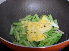 把煎好的鸡蛋加入，放鸡粉；