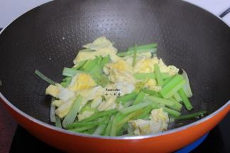 加盐，炒均，即可；