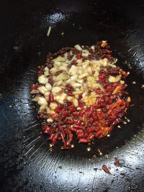 锅烧热倒入适量的油，放入生姜，蒜瓣，花椒和干辣椒爆出香味儿！