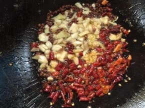 锅烧热倒入适量的油，放入生姜，蒜瓣，花椒和干辣椒爆出香味儿！