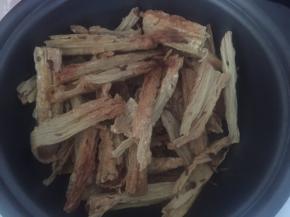 然后将沥去油份的腐竹放入铁锅中备用