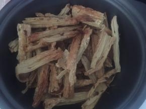 然后将沥去油份的腐竹放入铁锅中备用