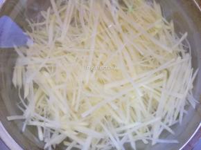 土豆容易氧化，所以洗后放清水里浸泡待用