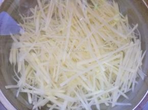 土豆容易氧化，所以洗后放清水里浸泡待用