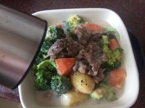 起锅时撒入黑椒碎